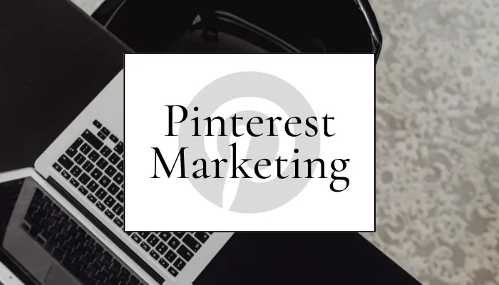 Ein Laptop auf einem Tisch, darüber eine weiße Box mit der Aufschrift: Pinterest Marketing