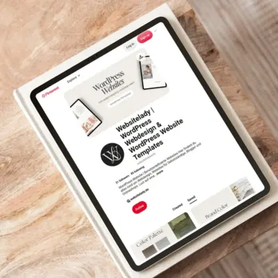 Ein Tablet liegt auf einem hölzernen Tisch und zeigt eine Pinterest-Seite mit dem Titel „Websitelady | WordPress & Webdesign & WordPress Website Templates“.