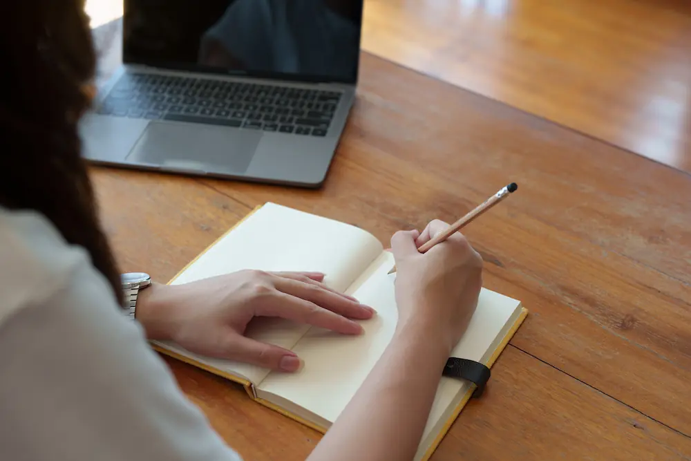 Webdesignerin-aus-Berlin Webdesignerin macht Notizen für Webdesign-Planung einer WordPress-Websites