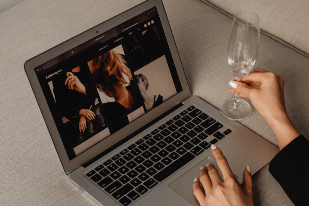 Entspannte Arbeit am Laptop mit Wein. Webdesignerin für WordPress Websites.