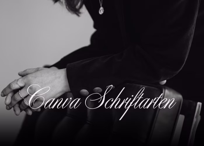 Schwarz-weiß-Foto einer sitzenden Person in dunkler Kleidung, Hände gefaltet auf einem Stuhl, darüber der Schriftzug Canva Schriftarten in kursiver Schrift.